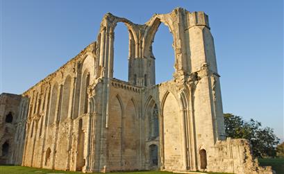 Abbaye de Maillezais près du Camping** les Tulipes, en Vendée  - Camping les tulipes