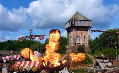 Spectacle de feu, Puy du Fou, parc de loisirs en vendée, proche du camping les tulipes 85 - Camping les tulipes