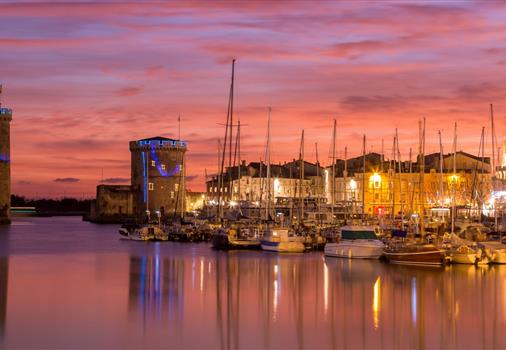 centre ville de La Rochelle de nuit, proche du Camping Les Tulipes, camping 2 étoiles bord de mer, camping avec piscine et jacuzzi à la Faute sur Mer proche de la Tranche sur Mer et des Sables d'Olonne en Vendée
