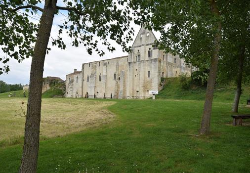Abbaye de Maillezais près du Camping** les Tulipes, en Vendée 