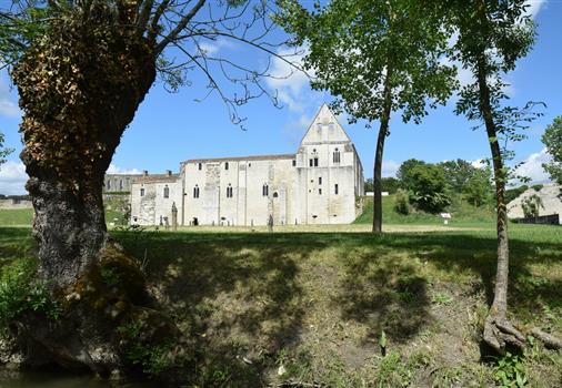 Abbaye de Maillezais près du Camping** les Tulipes, en Vendée 