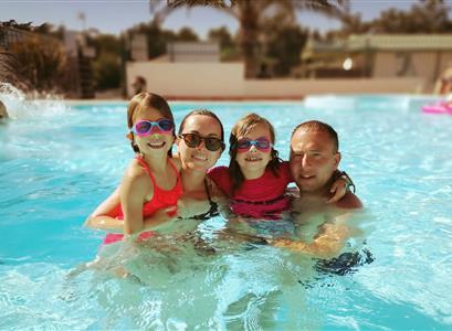 Espace aquatique au camping 2 étoiles Les Tulipes, piscine chauffée, jacuzzi, toboggan et pataugeoire - Camping les tulipes